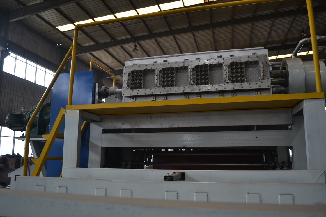 Milieuvriendelijke afvalpapier eierdoos productielijn roterende vorming 45KW-200kw grote capaciteit eiertray machine 15 zitplaatsen eierdoos machine 4*4 mallen type
