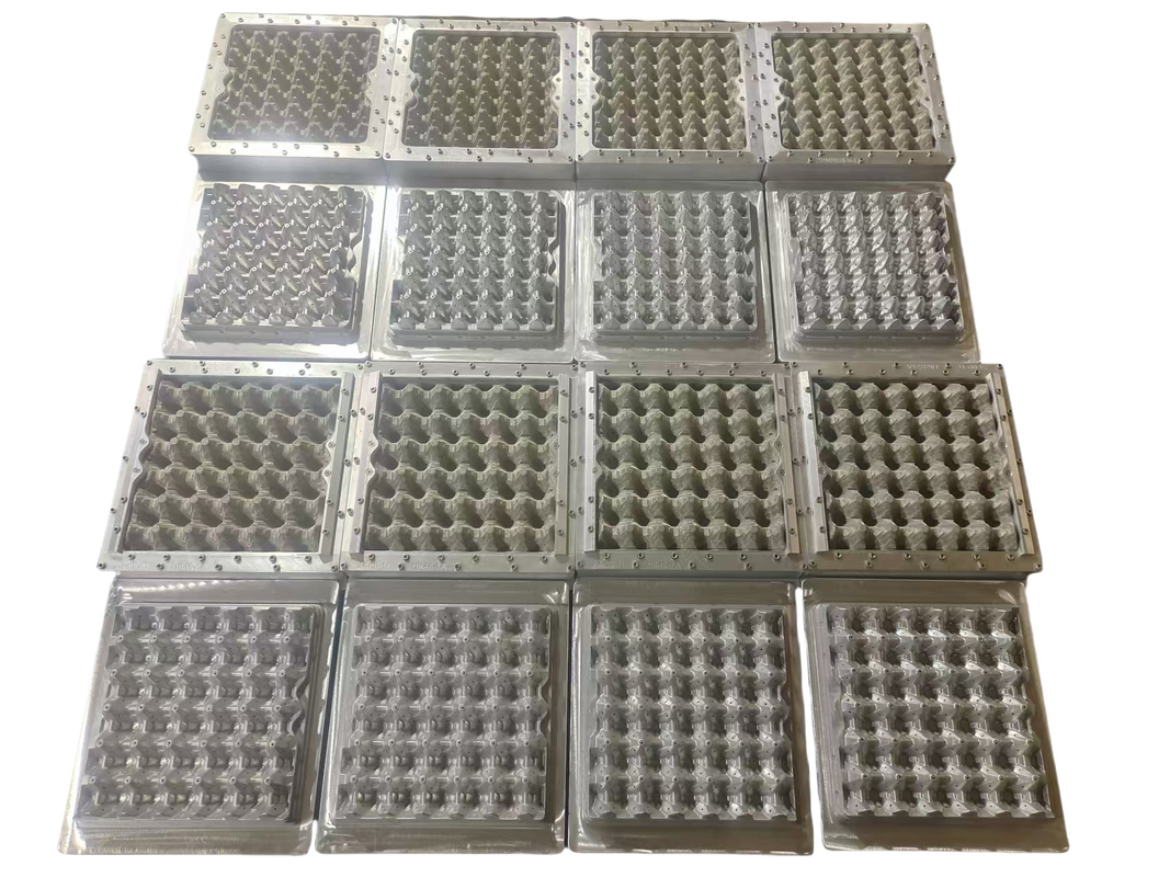 Milieuvriendelijke afvalpapier eierdoos productielijn roterende vorming 45KW-200kw grote capaciteit eiertray machine 15 zitplaatsen eierdoos machine 4*4 mallen type