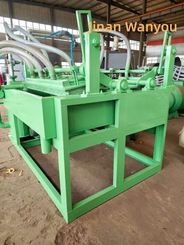 Semi-automatische machine voor het maken van papieren eierenbakken met een eenvoudige structuur en 1 bij 4 malen voor de productie van 1500 stuks per uur