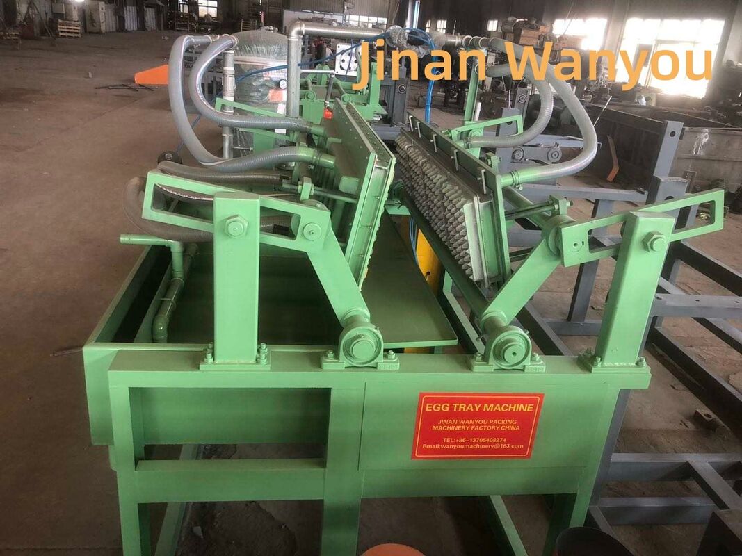 Semi-automatische machine voor het maken van papieren eierenbakken met een eenvoudige structuur en 1 bij 4 malen voor de productie van 1500 stuks per uur
