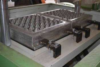 Lage het Karton van het Capaciteits700pcs Ei het Maken Machine Twee Vormen met Ce-Certificatie